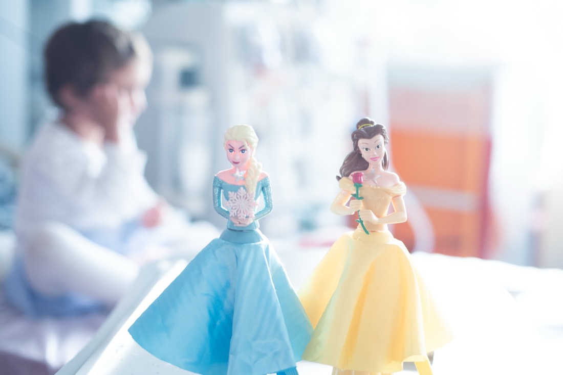 Des figurines de princesses posées près d'un enfant pendant la séance.