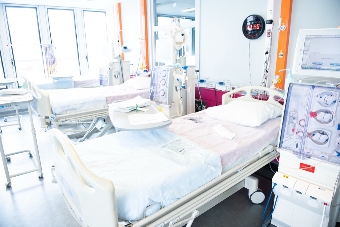 La salle de dialyse et ses lits, dans une lumière douce.